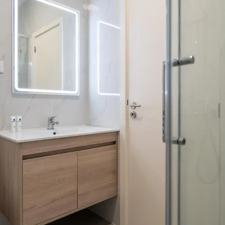 & Stylish By Hostwise דירה