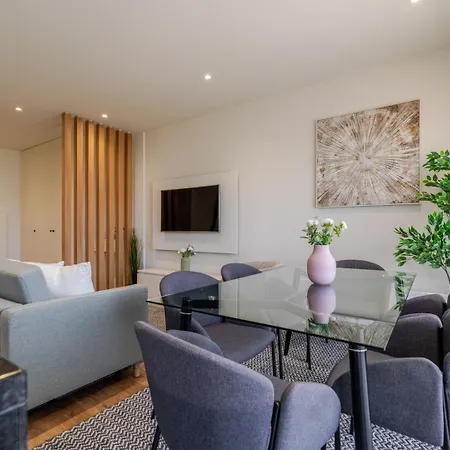 & Stylish By Hostwise דירה